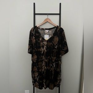LLR Iris V-Neck Tee NWT
